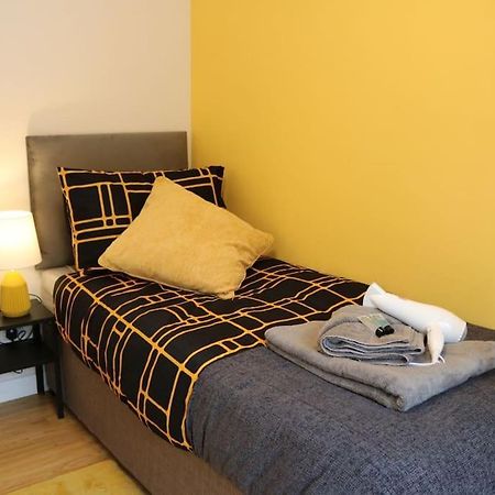 Elegant Room In Stylish House Milton Keynes Eksteriør billede