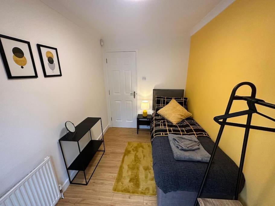 Elegant Room In Stylish House Milton Keynes Eksteriør billede